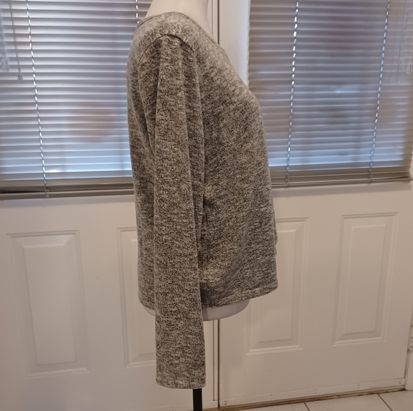 4/$40 Soft Gray Long Sleeve Tee - Size Medium - Picture 3 of 9